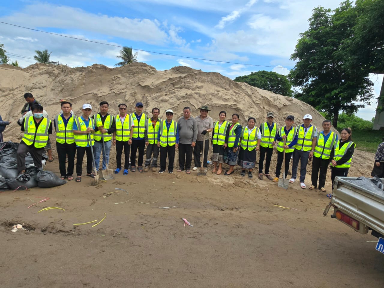 Flood relief activities along the Jinai Mo roundabout